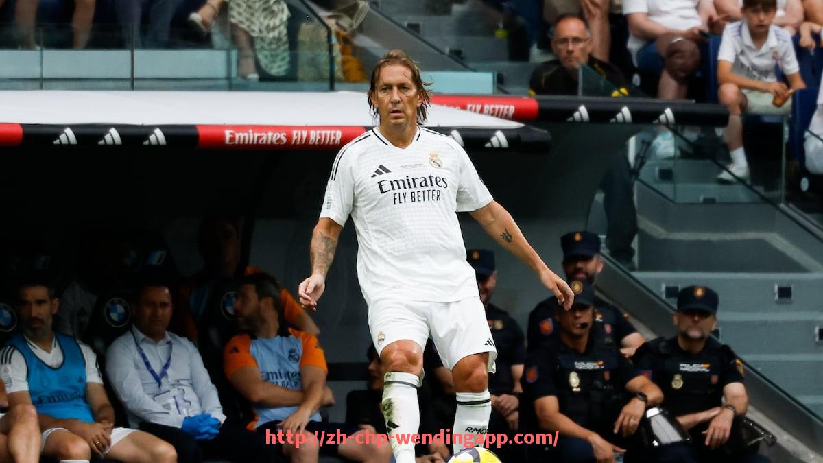 问鼎娱乐官网-世俱杯战术变化趋势及比赛策略调整分析